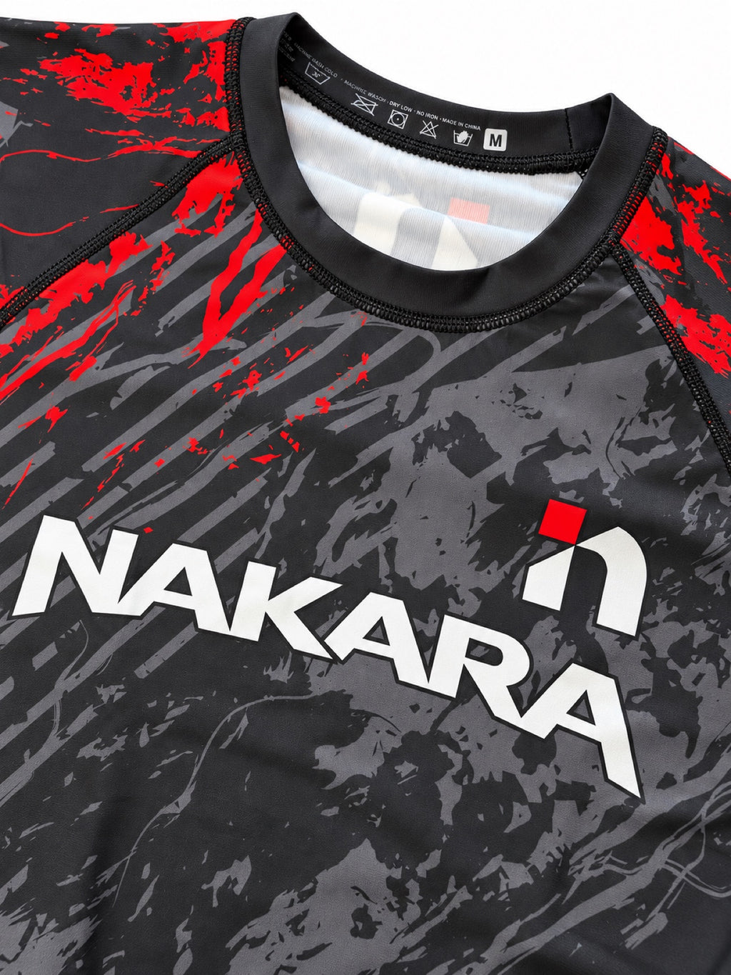NAKARA short sleeve rash guard collar and chest print close-up